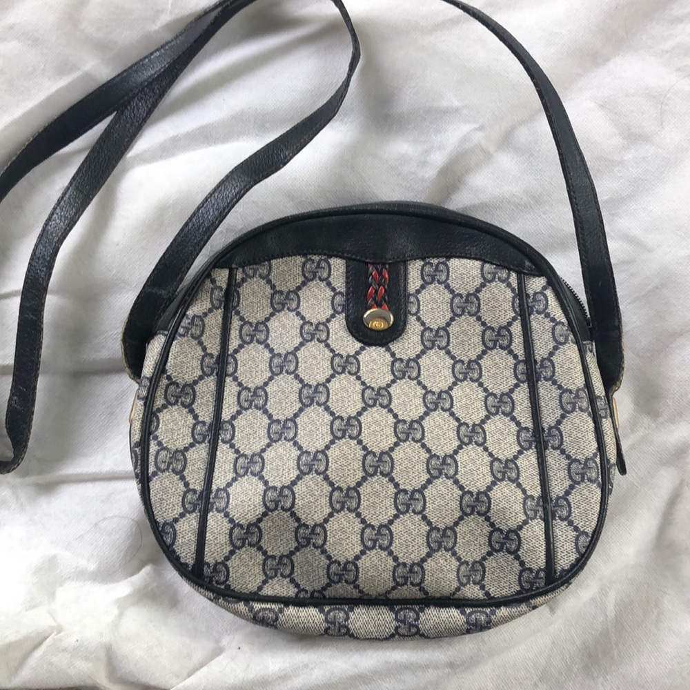Small round Gucci purse
